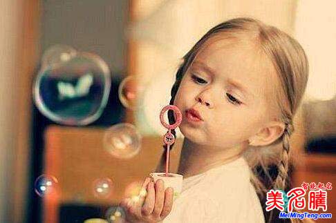 聰明吉祥且?guī)А霸隆弊值膶殞毭执笕治? /></a>月常指月亮，又溫柔團員吉祥的意義。家長喜歡用“月”字給寶寶起名。月有月韻、月滿的意思，寓意圓圓滿滿。很多家長給孩子起名“月”字。希望寶寶一生美好圓滿、歲月崢嶸。下面美名騰帶您一起看看帶“月”字的寶寶起...</div>
			        &nbsp;<span id="ctl00_ContentPlaceHolder1_subjectList_dgNews_ctl11_Label1" style="color:Green;font-size:10pt;">2017/5/18 10:41:16</span>
			        <div style="height:5px; font-size:5px">&nbsp;</div>
			        <hr width="99%" style="text-align:center; border-style:dotted; border-width:0px; height:1px;" />
			        <div style="height:5px; font-size:5px">&nbsp;</div>
			    </div>
		        </td>
	</tr><tr style="border-width:0px;">
		<td valign="top">
		        <div style="padding-left:3px; padding-right:3px;line-height:180%">
			        &nbsp;<h3 style="padding:0px;margin:0px;display:inline;"><a id="ctl00_ContentPlaceHolder1_subjectList_dgNews_ctl12_HyperLink1" class="headline" href="/subject/qimingdaquan/s.aspx?newsid=6499" target="_blank">用“煜”字起名的方式有哪些？</a></h3>
			        
			        &nbsp;&nbsp;<span style="color:Red;font-size:8pt;"></span>
			        <br />
			        <div style="padding-top:1px; width:95%; padding-left:8px; line-height:180%;color:#2f2f2f;font-size:14px;" ><a href=